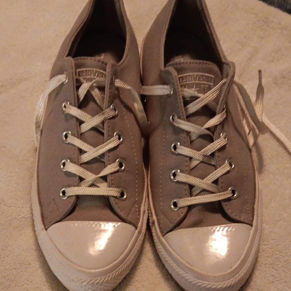 Converse Gray and White Sneakers Low-Top Minimalist Style